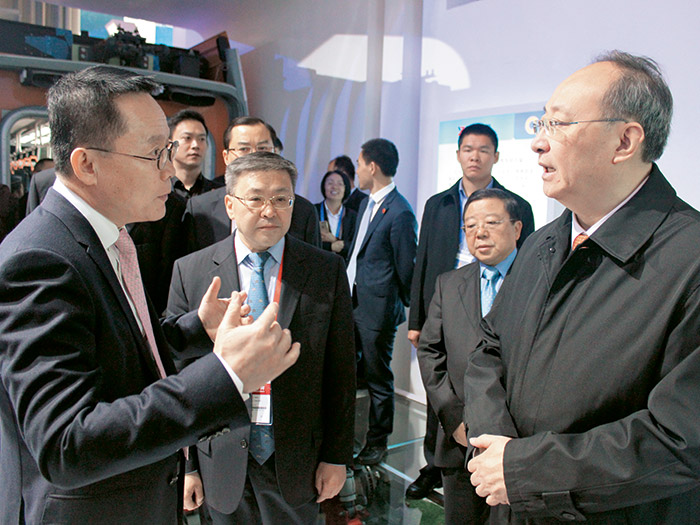  四川省委副書記、省長尹力在2016年西博會蒞臨成都展館新筑有軌電車展區(qū)