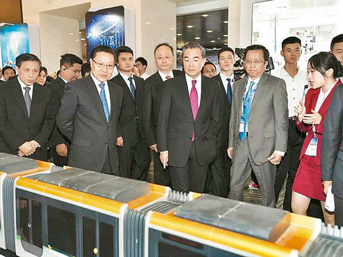  外交部舉辦四川全球推介活動“新筑造”現(xiàn)代有軌電車模型亮相藍廳